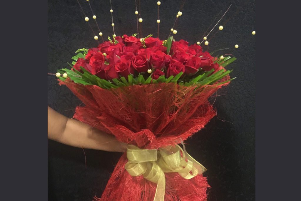 50 red roses jute wrapping